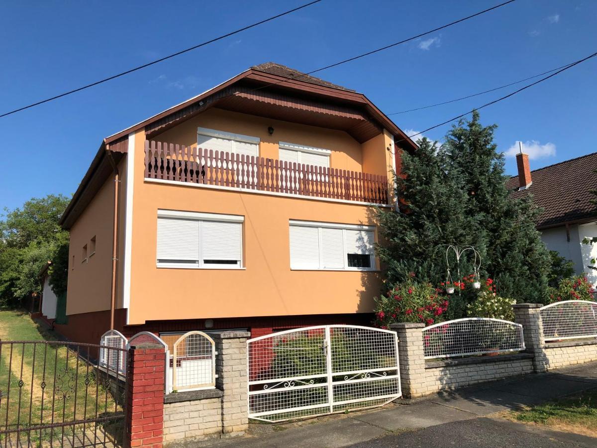 Zsuzsi Apartman 佐洛卡罗斯 外观 照片