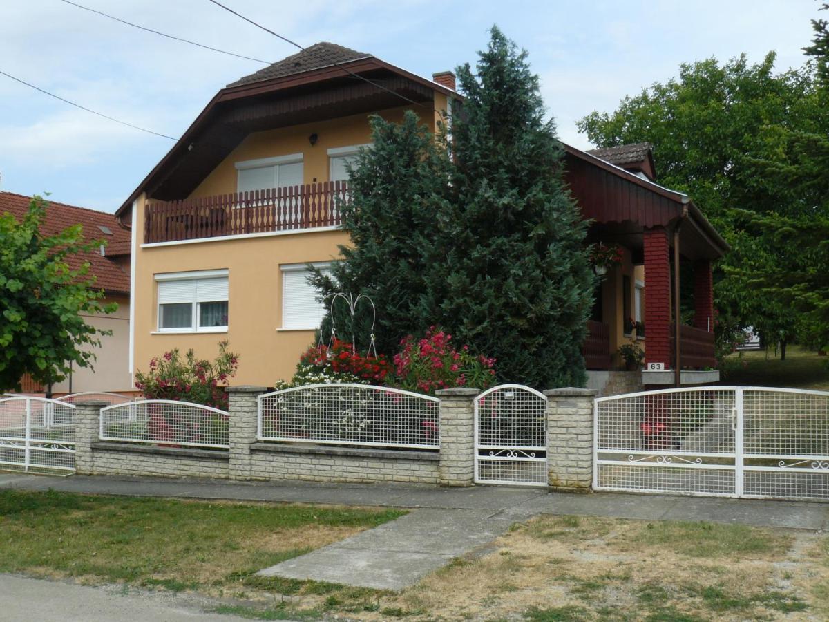 Zsuzsi Apartman 佐洛卡罗斯 外观 照片